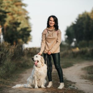 Studenten Emma med sin hund - Från djurskötare till blivande hundfrisör