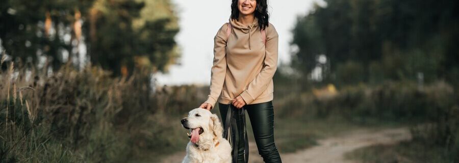 Studenten Emma med sin hund - Från djurskötare till blivande hundfrisör