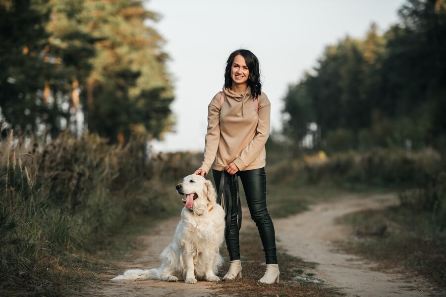 Studenten Emma med sin hund - Från djurskötare till blivande hundfrisör